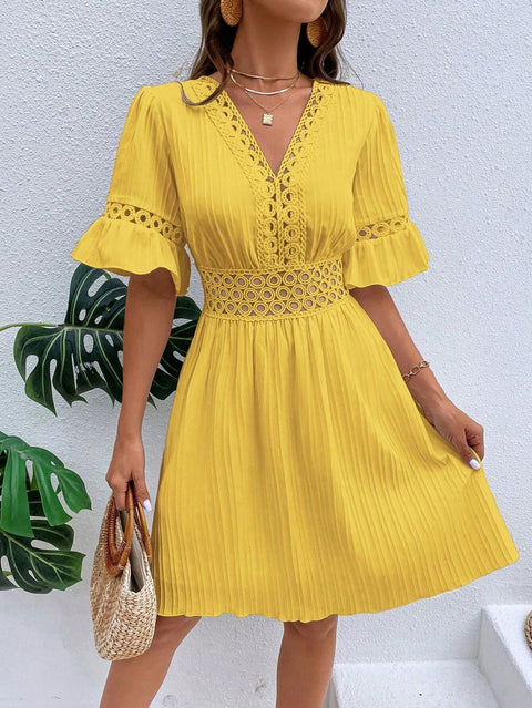 Splicing lace fashion V-neck waist solid color dress m300990